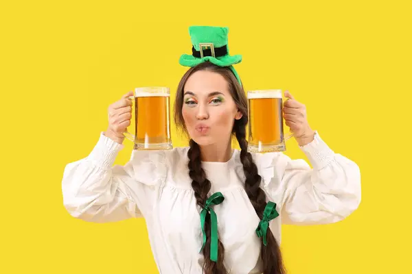 Heureuse Femme Avec Bière Célébrant Saint Patrick Sur Fond Jaune — Photo