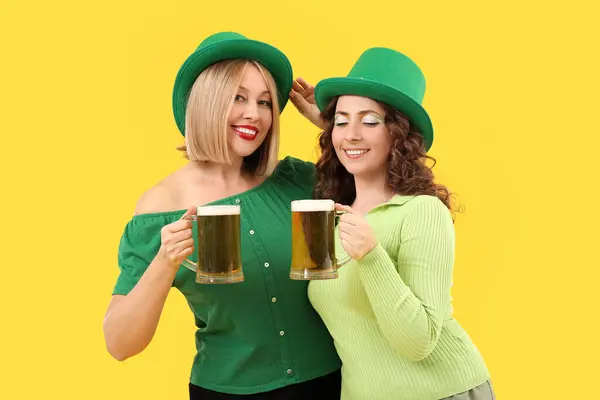 Des Femmes Heureuses Avec Bière Sur Fond Jaune Saint Patrick — Photo