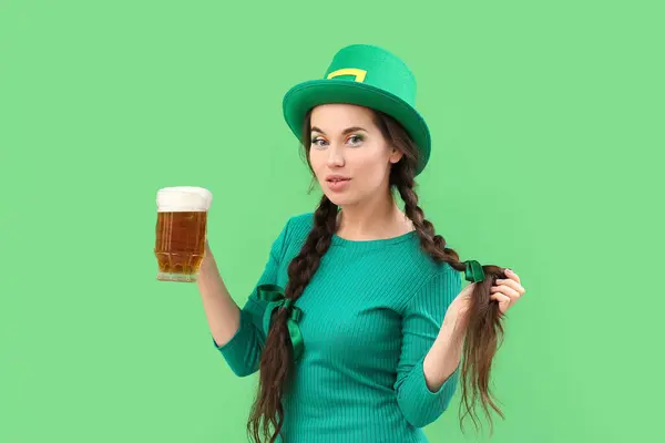 Jeune Femme Avec Bière Sur Fond Vert Saint Patrick — Photo