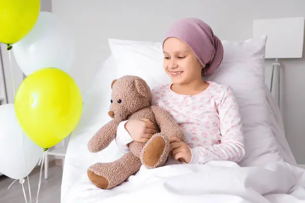 Menina Após Quimioterapia Com Urso Brinquedo Deitado Cama Hospital Dia — Fotografia de Stock