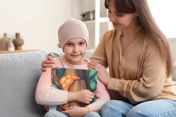 Menina Após Quimioterapia Com Livro Sua Mãe Casa Dia Internacional — Fotografia de Stock
