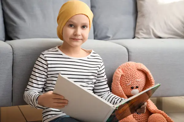 Menina Após Quimioterapia Com Livro Brinquedo Casa Dia Internacional Câncer — Fotografia de Stock