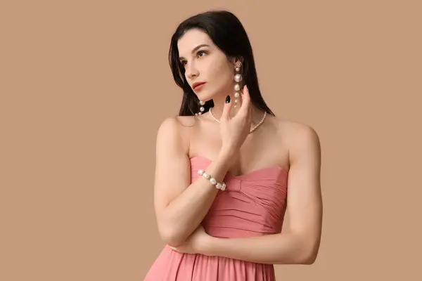Beautiful Young Woman Stylish Pearl Jewelry Brown Background — Stock Photo, Image