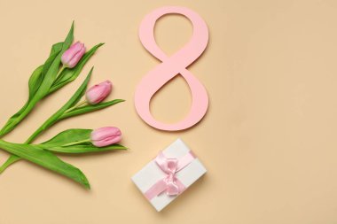 Şekil 8 kağıt, güzel pembe laleler ve kahverengi arka planda hediye kutusu. Uluslararası Kadınlar Günü