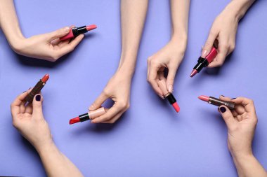 Mor arka planda ruj izi olan kadın elleri.