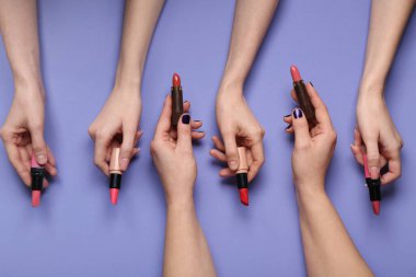 Mor arka planda ruj izi olan kadın elleri.