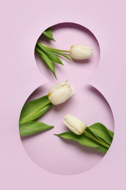 Leylak arka planında güzel beyaz laleleri olan figür 8 şeklinde kesilmiş kağıt. Uluslararası Kadınlar Günü