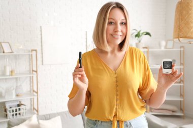 Evde kalemi ve glukometresi olan şeker hastası bir kadın var.