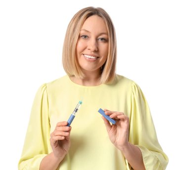 Beyaz arka planda tükenmez kalemi olan diyabetik kadın.