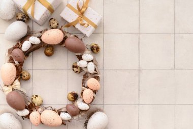 Paskalya kompozisyonu, beyaz fayans üzerinde yumurtadan yapılmış neşeli bir çelenk.