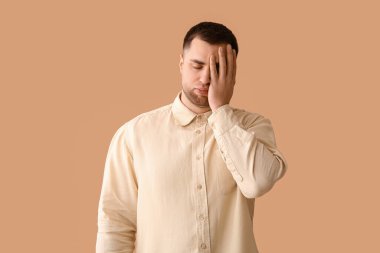 Bej arka planda yorgun genç adam