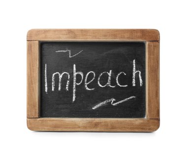 Beyaz arkaplanda IMPEACH sözcüğüyle tebeşir tahtası