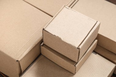 Karton kutularda barkodlar olan paketler, yakın plan.