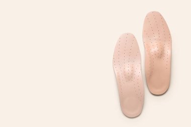 Beyaz arkaplanda deri ortopedik tabanlar