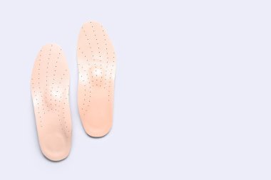 Beyaz arkaplanda izole edilmiş deri ortopedik tabanlar