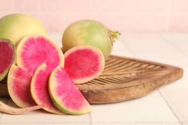 Olgun karpuz turplu ahşap tahta beyaz fayans masasında.