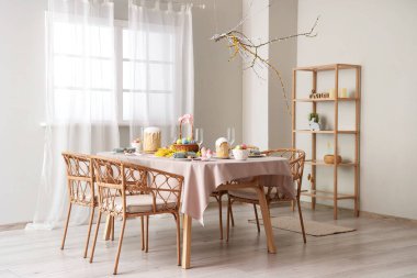 Paskalya pastaları ve yumurtalar için güzel bir masa.