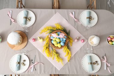 Paskalya pastaları ve yumurtalar için güzel bir masa.