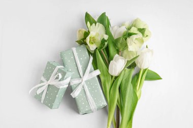 Hediye kutuları ve beyaz arkaplanda farklı çiçekler