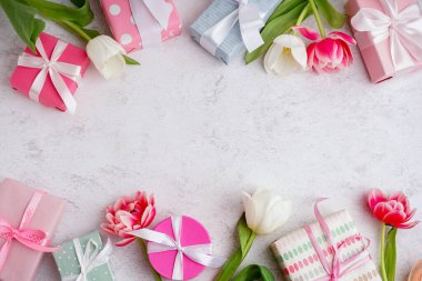 Hediye kutuları ve beyaz arka planda güzel laleler