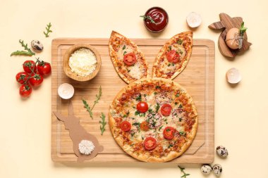 Tavşan kulaklı, soslu, peynirli ve domatesli lezzetli Paskalya pizzası.