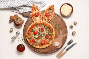 Paskalya pizzası, tavşan kulaklı, yumurtalı, peynirli ve soslu beyaz grunge soslu.