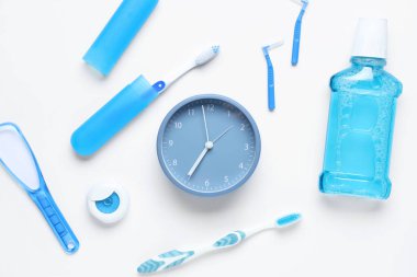 Alarm saati ve beyaz arka planda ağız temizliği için ayarlandı