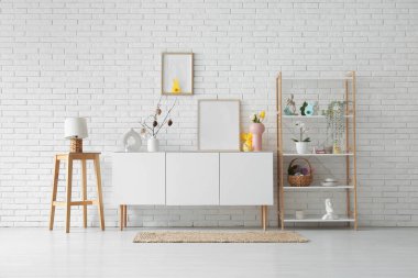 Paskalya kutlaması için dekorasyonlu aydınlık oturma odasının içi.