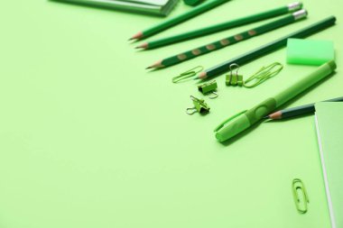 Yeşil arkaplanda farklı kırtasiye