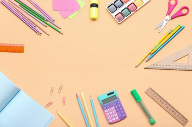 Çerçeve bej arkaplandaki farklı kırtasiyelerden yapılmış. Üst görünüm