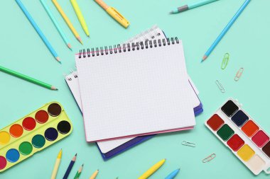 Turkuaz arka plan üzerine notlar ve suluboya resimler. Üst görünüm