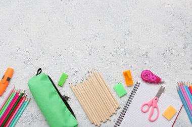 Beyaz grunge arka planında farklı bir kırtasiye malzemesi. Üst görünüm