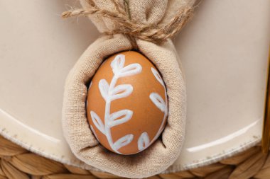 Tabakta servis edilen paskalya yumurtası. Yakın çekim.