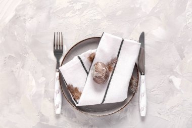 Gri arka planda servis edilen paskalya yumurtası. Üst görünüm