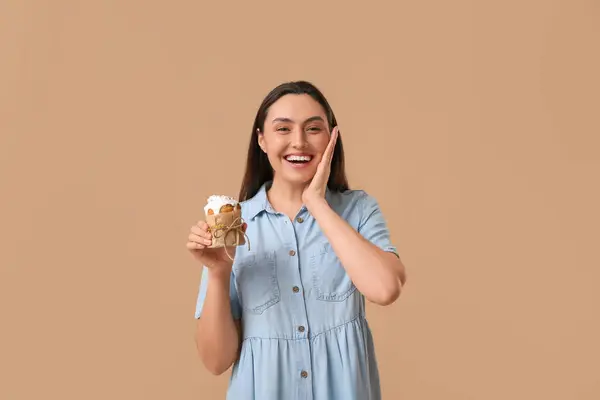 Glückliche Junge Frau Mit Süßem Osterkuchen Auf Braunem Hintergrund — Stockfoto