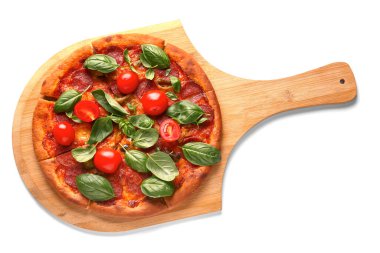 Beyaz arka planda izole edilmiş domatesli ve fesleğenli lezzetli biberli pizza tahtası.