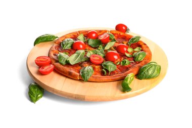 Beyaz arka planda izole edilmiş domatesli ve fesleğenli lezzetli biberli pizza tahtası.