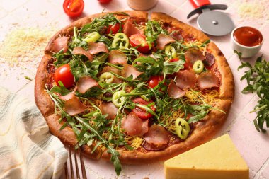 Domatesli lezzetli pizza ve pembe fayanslı roka.