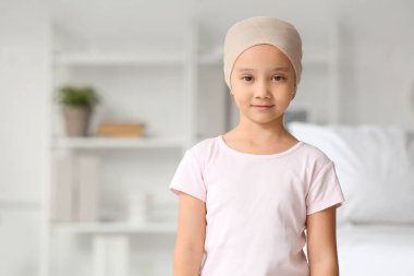 Klinikte kemoterapiden sonra küçük Asyalı kız