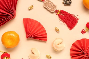 Mandalinalı şans kurabiyeleri ve bej arka planda Çince semboller. Yeni yıl kutlaması