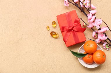 İçinde sakura, mandalina ve bej arka planda Çince semboller olan bir hediye kutusu. Yeni yıl kutlaması