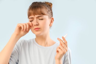 Arka planda göz damlası olan genç bir kadın, yakın plan. Glaucoma farkındalık ayı