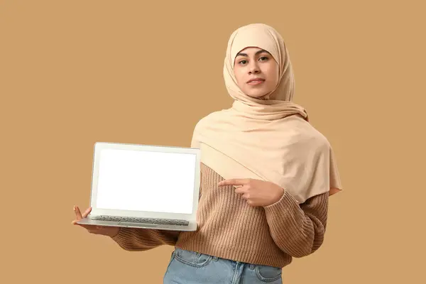 Mujer Musulmana Afroamericana Apuntando Portátil Moderno Con Pantalla Blanco Sobre —  Fotos de Stock