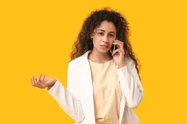 Young African American Businesswoman Talking Phone Yellow Background — Stock Photo, Image