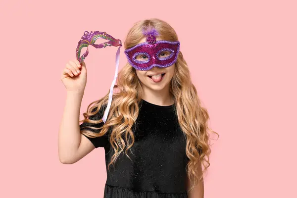 可爱的小女孩 戴着粉色背景的狂欢节面具 — 图库照片