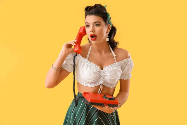 Atractiva Mujer Pin Hablando Por Teléfono Sobre Fondo Amarillo — Foto de Stock