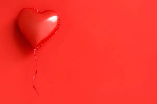 빨간색 배경에 모양의 발렌타인 — 스톡 사진