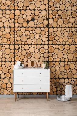 Çamaşır sepeti ve tuvaleti olan odanın içi.