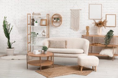 İçinde kanepe, masa, puf ve raf ünitesi olan modern ışık oturma odası.