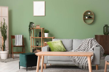 Şık oturma odasının içinde kanepe, masa ve puf